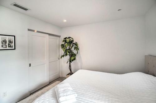 Apartamento Modern Palm Beach Apt With Pool Access And Crib!