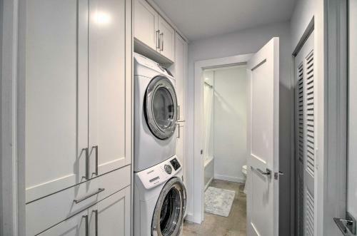 Apartamento Modern Palm Beach Apt With Pool Access And Crib!