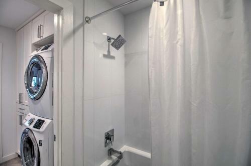 Apartamento Modern Palm Beach Apt With Pool Access And Crib!