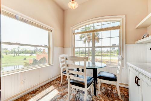 Sunshine Beach, 3 Bedrooms, Private Pool, Wifi, Pet Friendly, Sleeps 8