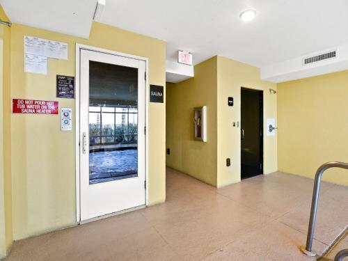 Apartamento Twin Palms 1805, Beach Chairs, 2 Bedrooms, Beachfront, Pool Access, Spa, Sleeps 6