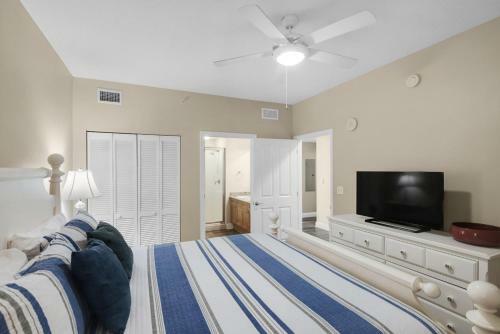 0205 - 2b/2 Bath With Bunks - Gulf Front Balcony - Living Room Faces The Gulf