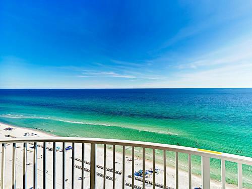 Apartamento New Listing! Beachfront Bliss With Boundless Views Condo