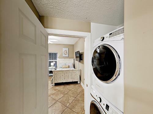 Apartamento New Listing! Beachfront Bliss With Boundless Views Condo