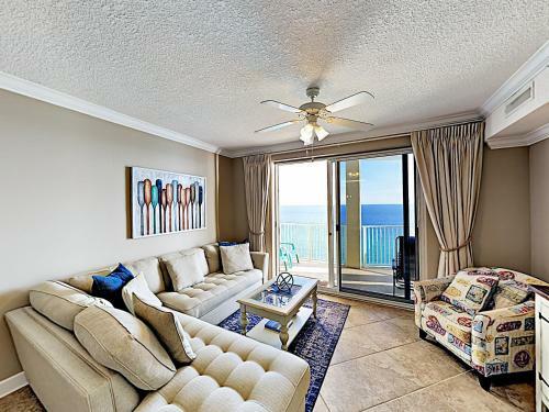 Apartamento New Listing! Beachfront Bliss With Boundless Views Condo
