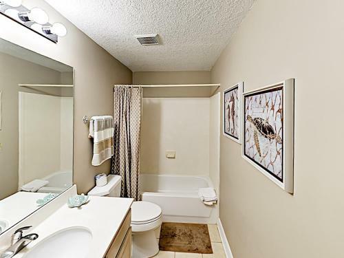 Apartamento New Listing! Beachfront Bliss With Boundless Views Condo