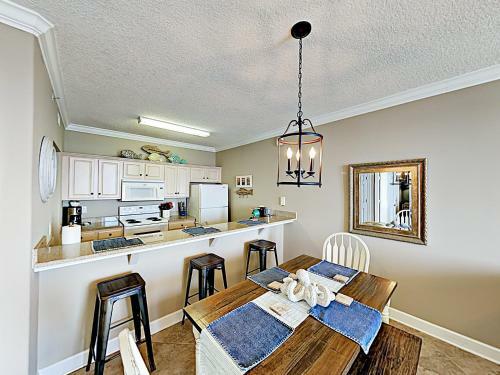Apartamento New Listing! Beachfront Bliss With Boundless Views Condo