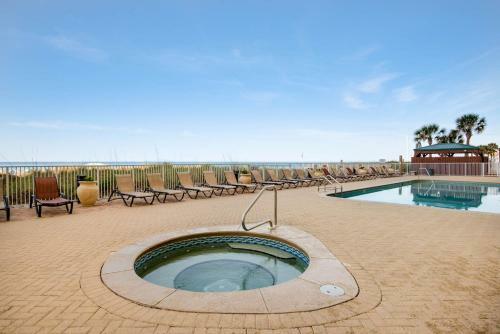 Apartamento New Listing! Beachfront Bliss With Boundless Views Condo