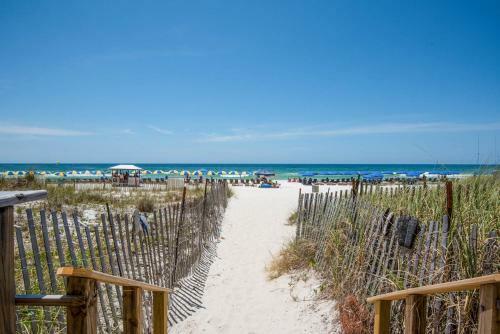 Apartamento New Listing! Beachfront Bliss With Boundless Views Condo