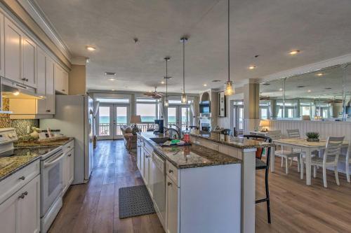 Apartamento Beachfront Condo With Balcony And Semi-private Pool!