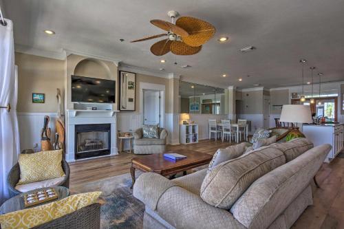 Apartamento Beachfront Condo With Balcony And Semi-private Pool!
