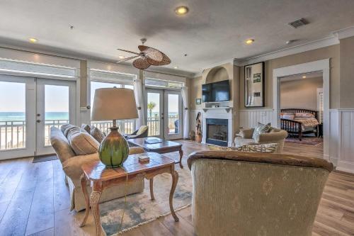 Apartamento Beachfront Condo With Balcony And Semi-private Pool!