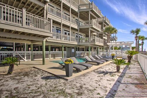 Apartamento Beachfront Condo With Balcony And Semi-private Pool!