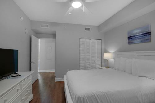 0305 - 2b/2 Bath With Bunks - Gulf Front Balcony - Living Room Faces The Gulf