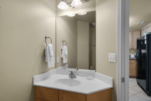 1510-1b/2 Bath - New Flooring 2017 - 50" Flat Screen Tv
