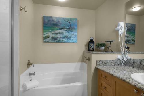 1510-1b/2 Bath - New Flooring 2017 - 50" Flat Screen Tv