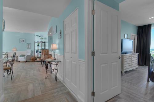 Aqua 1711 - 2b/2 Bath Gulf Front! - Renovated 2018!