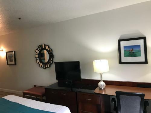 Hotel Pensacola, Formerly Luxury Suites