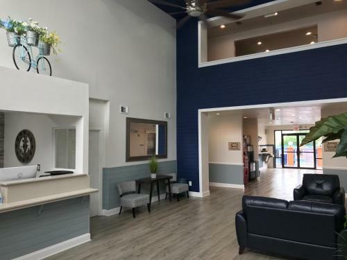 Hotel Pensacola, Formerly Luxury Suites