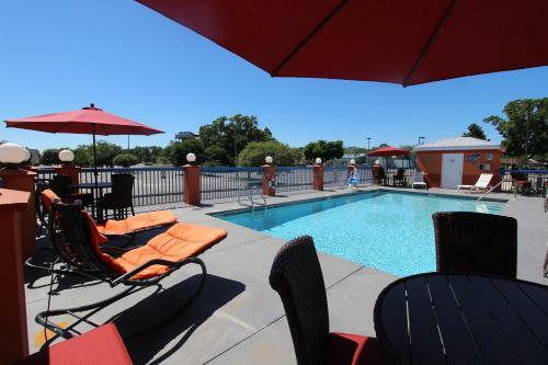 Hotel Pensacola, Formerly Luxury Suites
