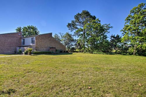 Pensacola Townhome With Patio, 4 Miles To Beach!