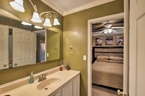 Pensacola Townhome With Patio, 4 Miles To Beach!