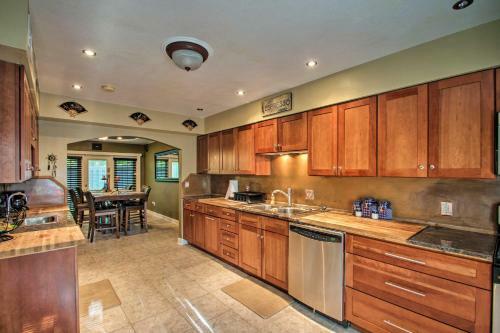 Pensacola Townhome With Patio, 4 Miles To Beach!