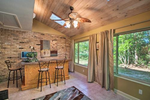 Pensacola Townhome With Patio, 4 Miles To Beach!