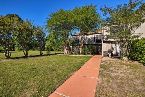 Pensacola Townhome With Patio, 4 Miles To Beach!