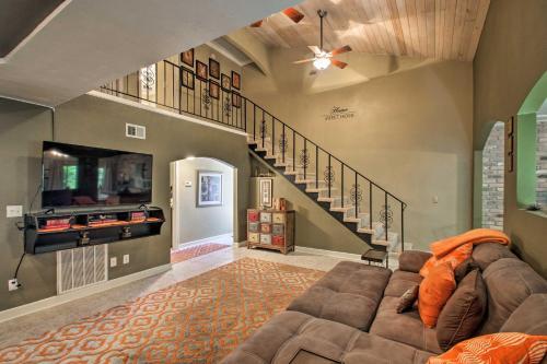 Pensacola Townhome With Patio, 4 Miles To Beach!