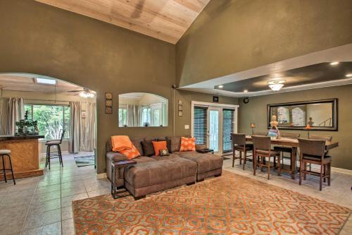Pensacola Townhome With Patio, 4 Miles To Beach!