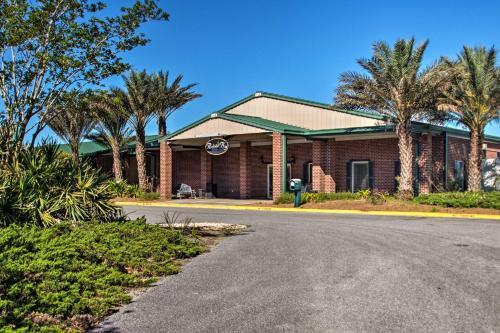 Pensacola Townhome With Patio, 4 Miles To Beach!