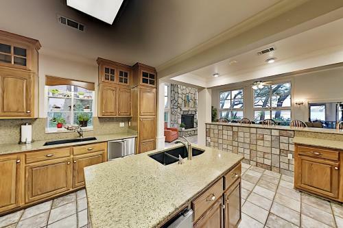 Lavish Waterfront Home With Private Dock & Beach Home