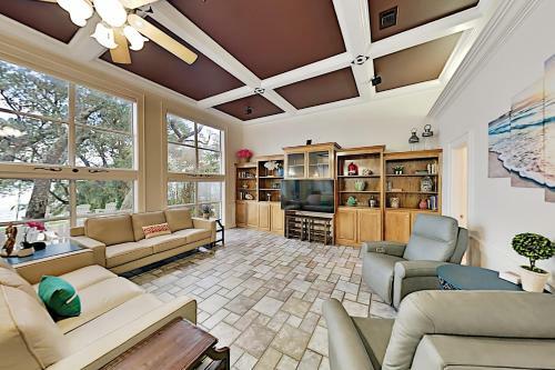 Lavish Waterfront Home With Private Dock & Beach Home