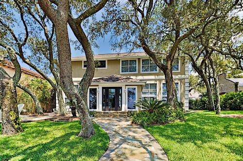 Lavish Waterfront Home With Private Dock & Beach Home