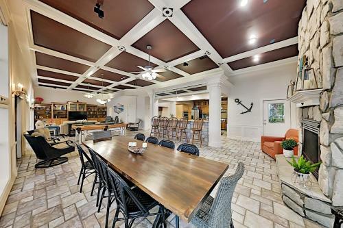 Lavish Waterfront Home With Private Dock & Beach Home