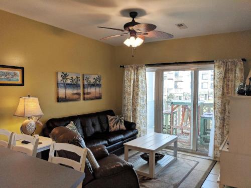 A1- Beachy Decorated Condo- Steps To The Bay