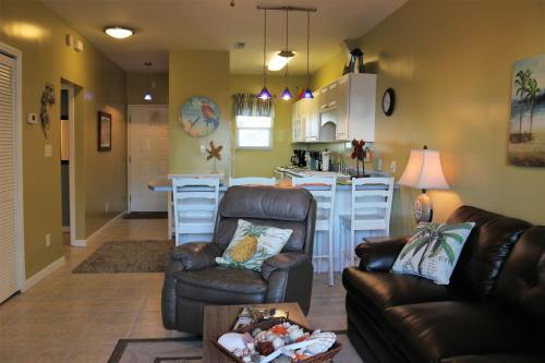 A1- Beachy Decorated Condo- Steps To The Bay