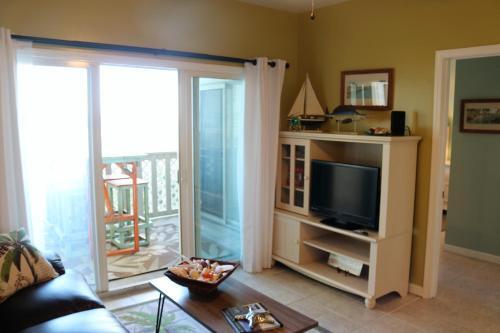 A1- Beachy Decorated Condo- Steps To The Bay