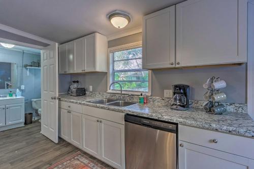 Cozy Pensacola Duplex About 3 Mi To Beach And Park