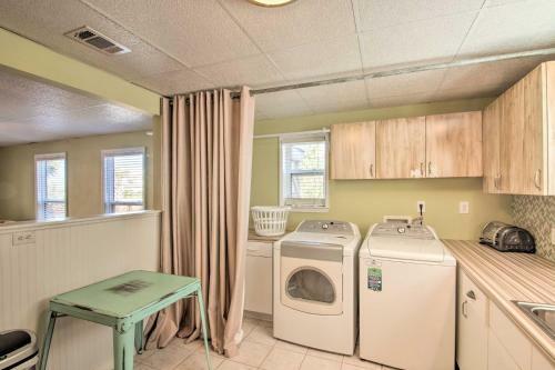 Expansive Retreat With Pool 2 Blocks To Beach!