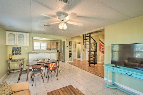 Expansive Retreat With Pool 2 Blocks To Beach!
