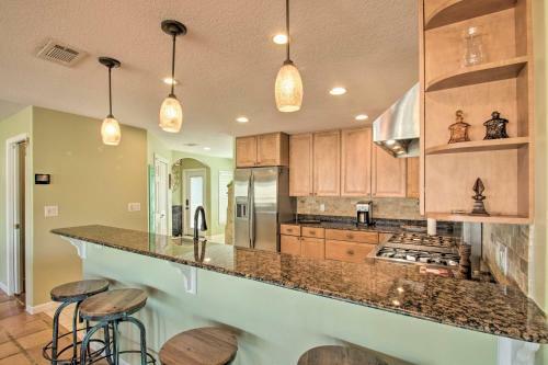 Expansive Retreat With Pool 2 Blocks To Beach!