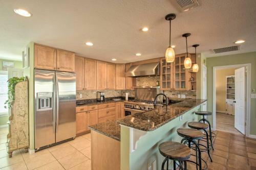 Expansive Retreat With Pool 2 Blocks To Beach!