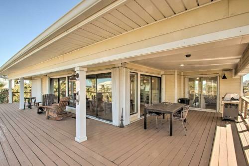 Expansive Retreat With Pool 2 Blocks To Beach!