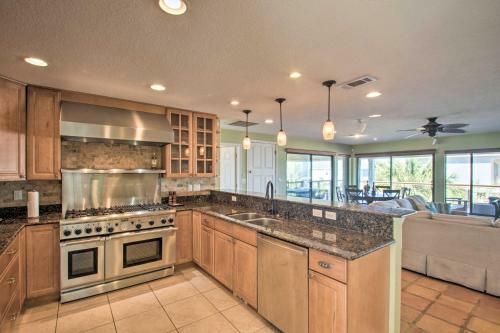 Expansive Retreat With Pool 2 Blocks To Beach!