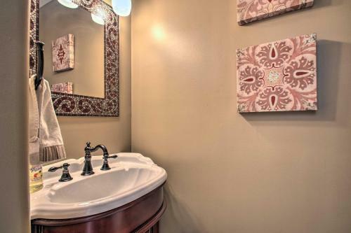 Expansive Retreat With Pool 2 Blocks To Beach!
