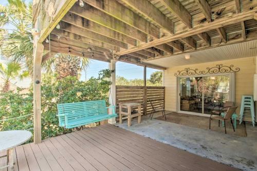 Expansive Retreat With Pool 2 Blocks To Beach!