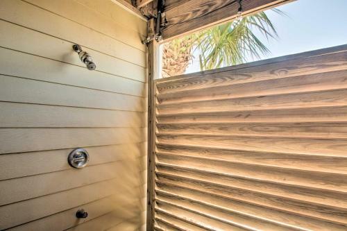 Expansive Retreat With Pool 2 Blocks To Beach!