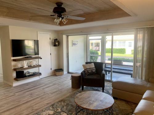 Villa Island House Beach Resort 16